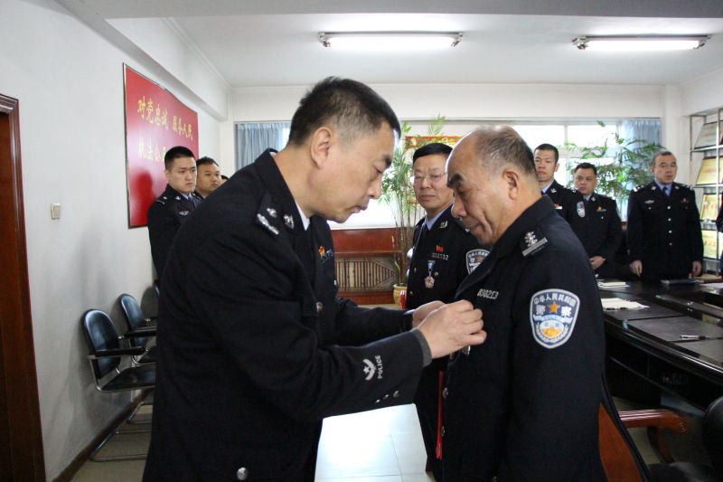 仪式上,社区大队长娄振峰,副局长秦峰先后发言,回顾了两名民警从警